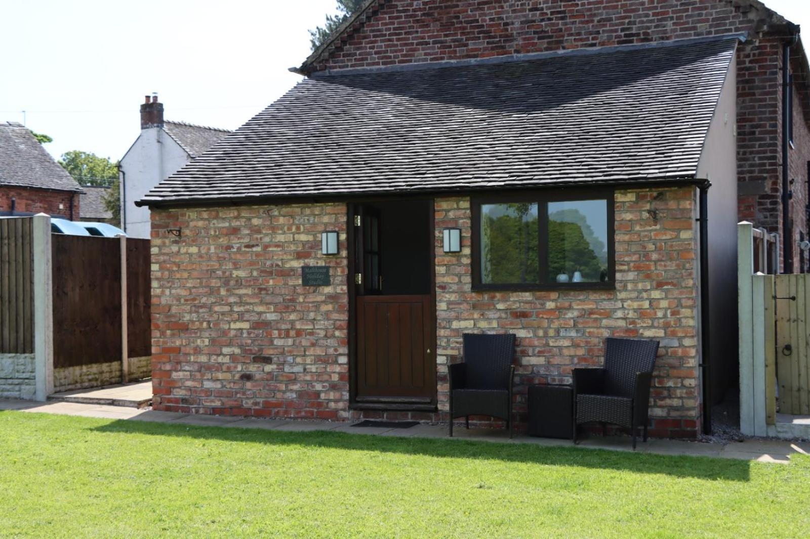Malthouse Farm Cottage Studio Dilhorne Bagian luar foto